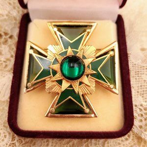 Signed ACCESSOCRAFT Maltese Cross Brooch Vintage Heraldic Green Glass Golden Pin